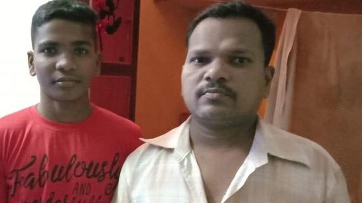 Vishvanath với cha mình, Suresh Babu, phải.